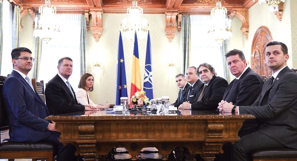 În calitate de vicelider al Grupului Parlamentar al Minorităţilor Naţionale, participă la consultările pentru formarea noului guvern al României.