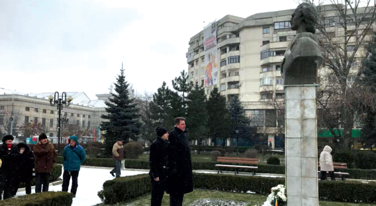 Împreună cu reprezentanţii Uniunii Elene din România – Filiala Prahova, depune un buchet de flori la mormântul poetului naţional Mihai Eminescu