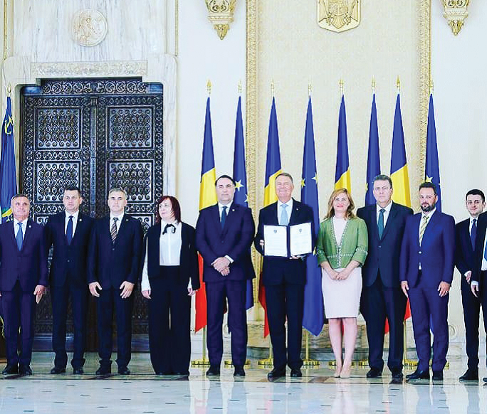 La invitaţia ES. domnul Klaus Werner Iohannis, participă la Palatul Cotroceni la ceremonia de depunere a jurământului de învestitură a unor membri ai Guvernului.