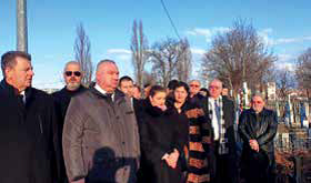 Participă la manifestările prilejuite de sărbătorirea Zilei Libertăţii României, organizate de Primăria Ploieşti pe raza municipiului cu acelaşi nume.