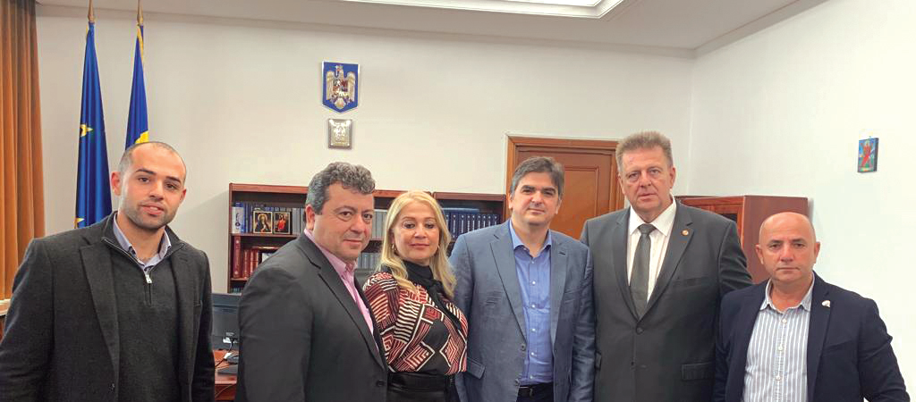 În Parlamentul României, se întâlneşte cu domnul Giorgos Stafylakis, director în cadrul Organizaţiei de Turism a Greciei şi cu delegaţia primăriei din Samatrace, condusă de primarul acesteia, domnul Galatoumos Nikolaos.