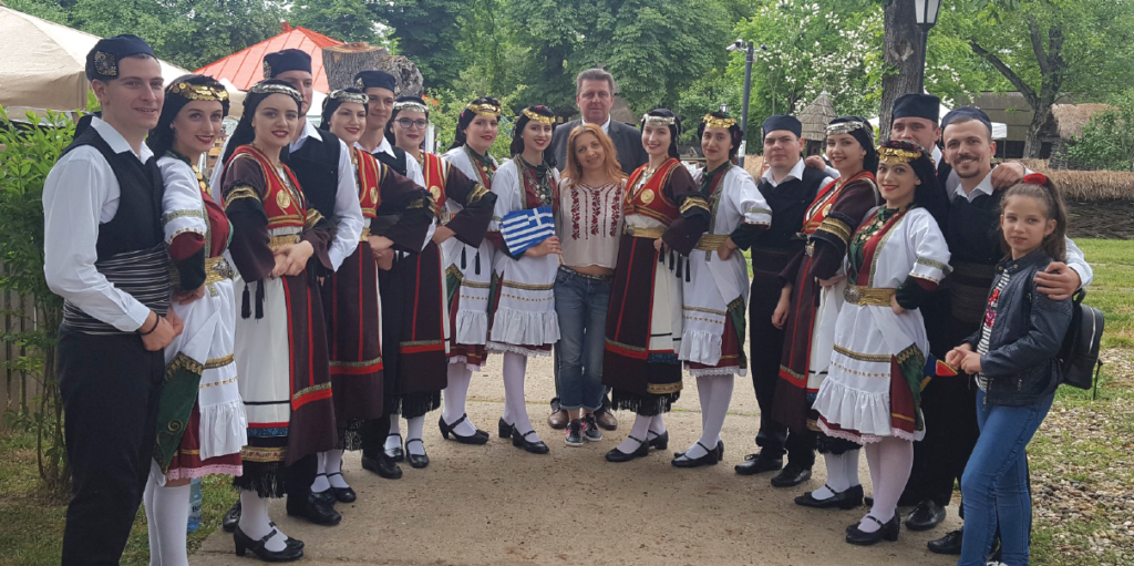 Coordonează participarea de dansuri greceşti „Kymata” al Uniunii Elene din România – filiala Prahova la Zilele Muzeului Naţional al Satului „Dimitrie Gusti” din Capitală, dedicate în acest an împlinirii a 82 de ani de la înfiinţarea acestei instituţii.