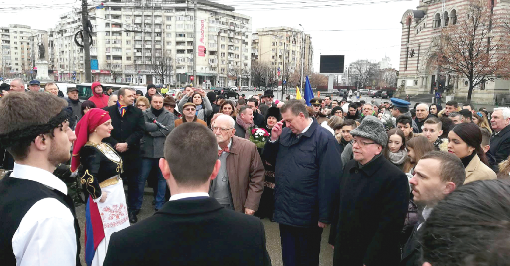 Co-organizează, împreună cu Primăria Municipiului Ploieşti, manifestările dedicate prezentării publice a bustului domnitorului Alexandru Ioan Cuza.