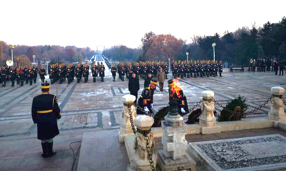 Cu prilejul Zilei Naţionale a României, participă la ceremonia depunerii de coroane la Mormântul Ostaşului Necunoscut din Parcul Carol.