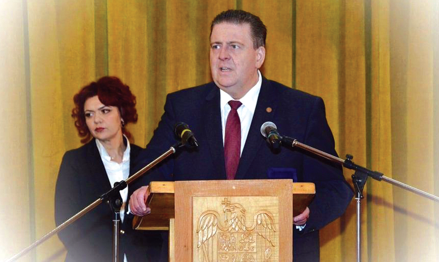 La invitaţia E.S. domnul Klaus Werner Iohannis, preşedintele României, participă la recepţia oferită cu prilejul Zilei Naţionale a României în Sala Unirii a Palatului Cotroceni.