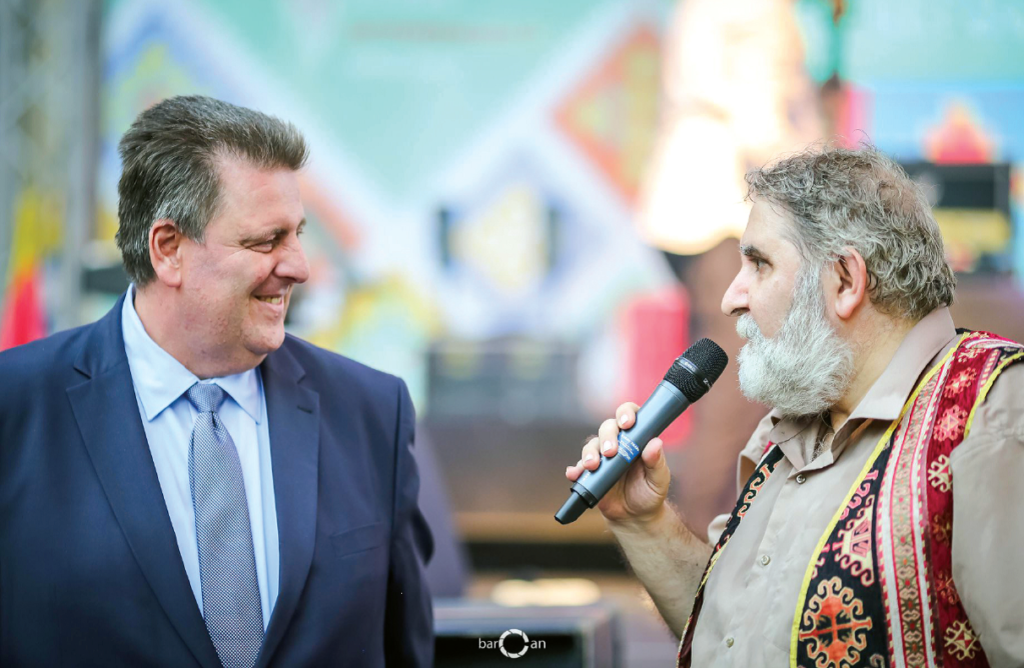 Răspunde invitaţiei Uniunii Armenilor din România de a participa la cea de-a V-a ediţie a festivalului „Strada Armenească”.