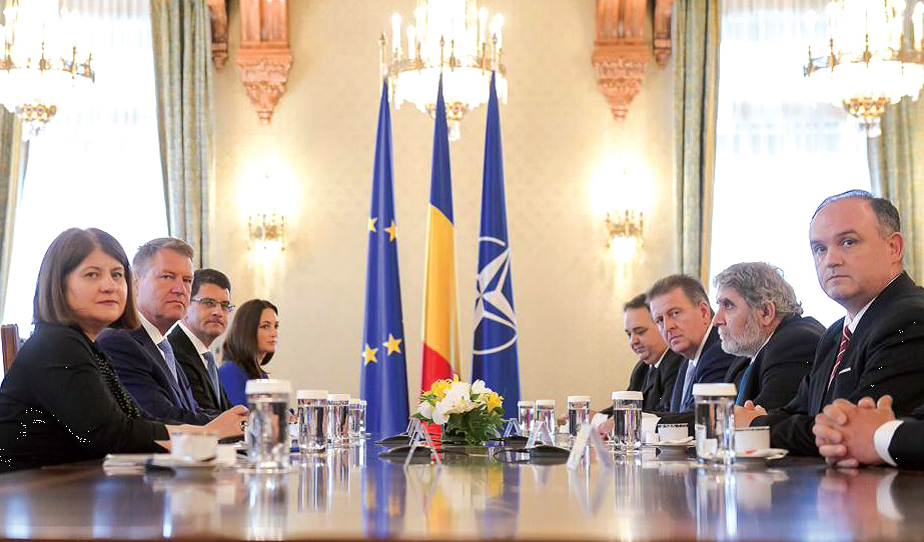 La Palatul Cotroceni, participă la consultările preşedintelui României, domnul Klaus Werner Iohannis, pentru stabilirea „direcţiilor de acţiune necesare punerii în aplicare a referendumului naţional din 26 mai”, convocat de șeful statului.